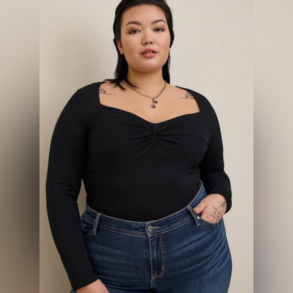 Torrid Sz. 2 (2X/18-20) Foxy Sweetheart Twist Top like new